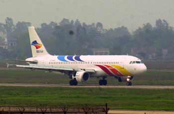 Giảm thuế nhập khẩu xăng dầu để kìm giá vé máy bay